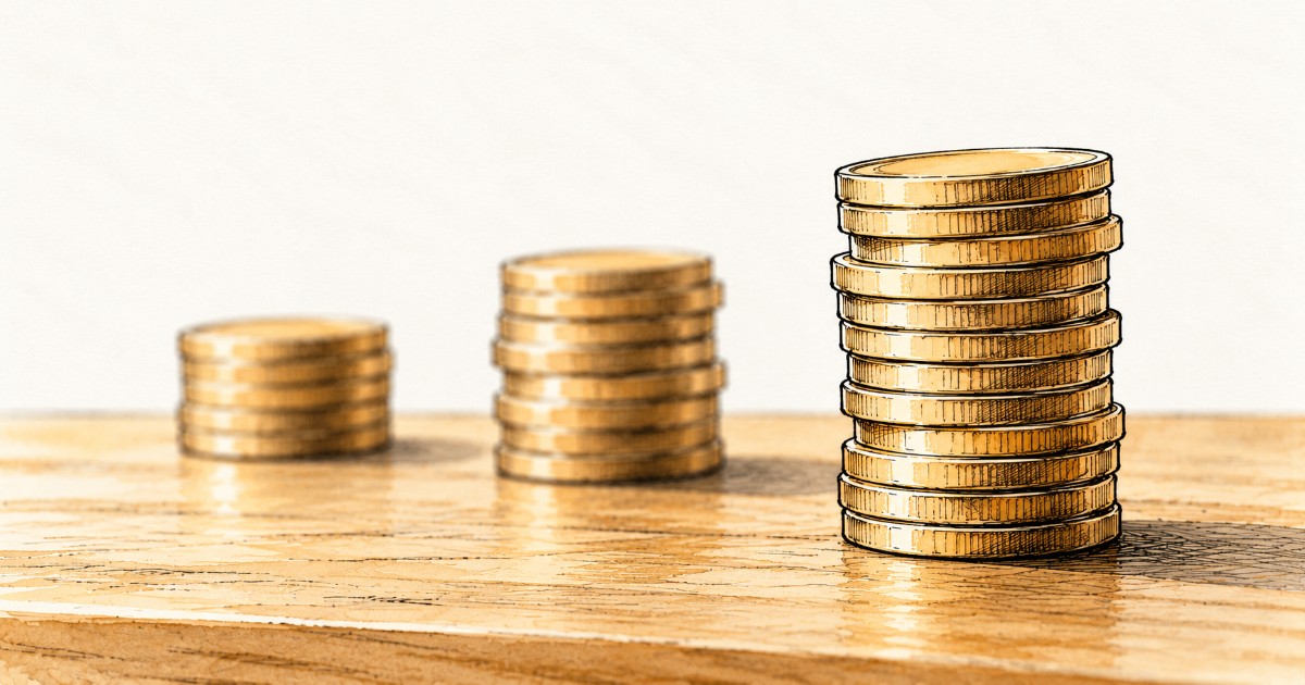 Tři sloupce mincí různé výšky na dřevěném pultu jako různé hodinové sazby